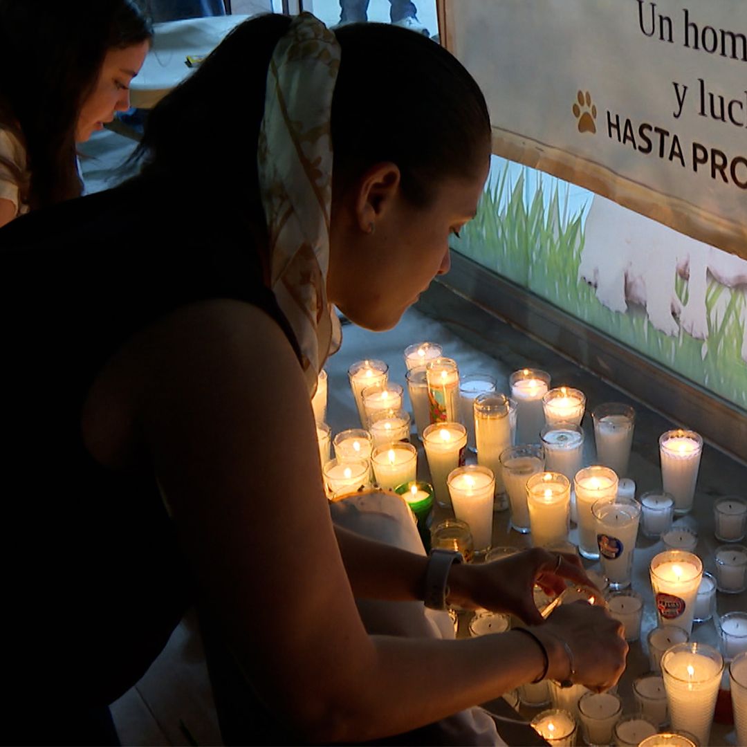 Realizan Velada en Memoria de "Rocky" Frente a Veterinaria en Saltillo